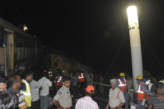 2 trains crashed in southern India, killing 6 and injuring 40.